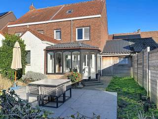 Centraal gelegen woning bestaande uit een inkomhal, lichtrijke leefruimte met eet-en zithoek + houtcassette, ruime keuken met...