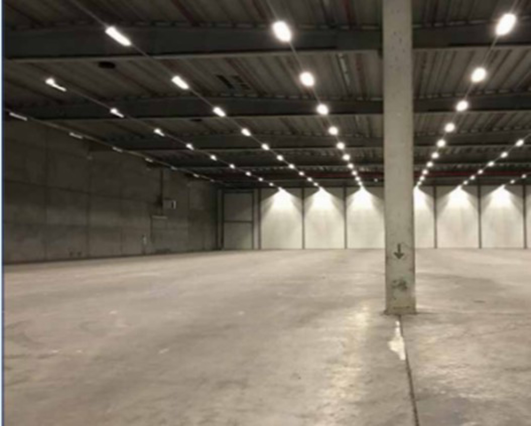  Unit 4 : Magazijn  4.373m² met kantoren 187m² en laadkades - foto 2