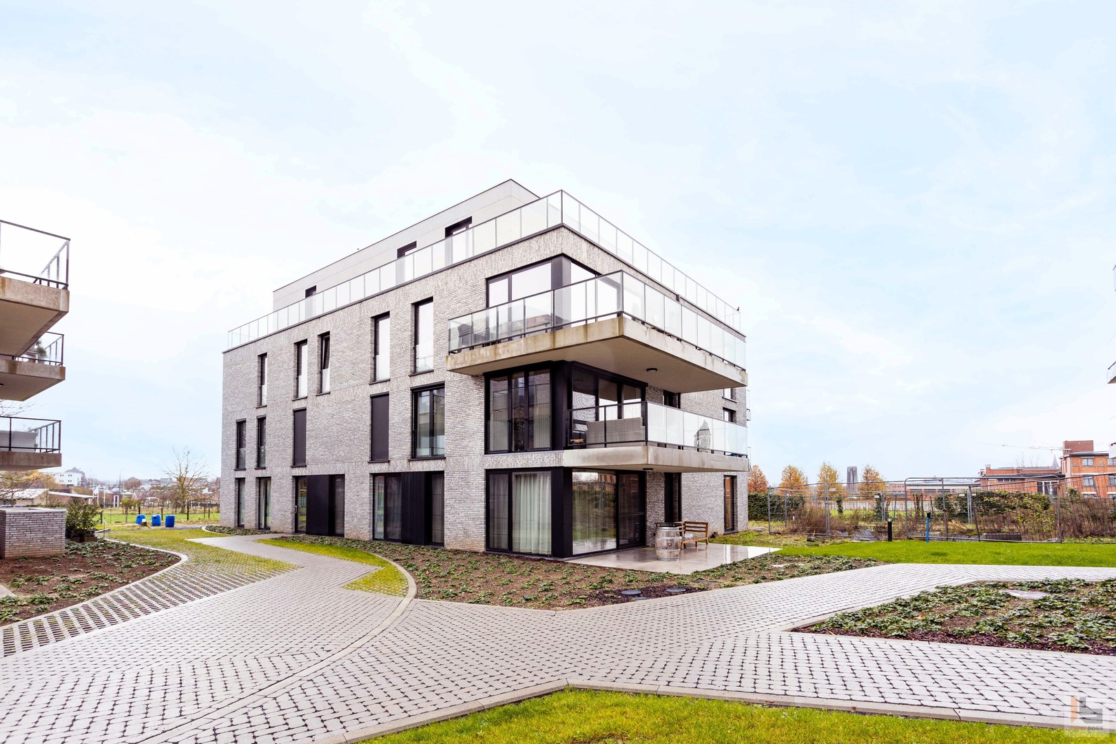 Ruim en energiezuinig 2 slaapkamer appartement met zonnig terras en mooi zicht - photo 1