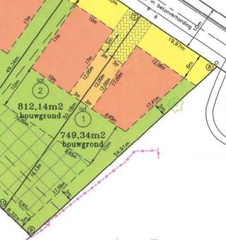 Bouwgrond van 749,34 m² geschikt voor het bouwen van een vrijstaande woning, deel uitmakend van een kleine verkaveling te Tielen. <br /><br />Het perceel is rustig gelegen nabij het centrum van Tielen in een groene omgeving. <br /><br />Perceelbreedte vooraan van 19,97 meter en een perceeldiepte van circa 50 meter. <br /><br />Het perceel is geschikt voor het bouwen van een open bebouwing met een gevelbreedte van circa 12 meter, bouwdiepte gelijkvloers 17 meter, 13 meter 1ste verdieping en 9 meter onder dak. Zowel zadeldak als platdak zijn mogelijk. <br /><br />In de zijtuinstrook ter hoogte van lot 2 is een garage of carport toegelaten en achteraan is een zone voor bijgebouwen voorzien met een maximale oppervlakte van 75m². <br /><br />De loten zijn gelegen op wandel- en fietsafstand van het centrum van Tielen, winkels, scholen en het treinstation. <br /><br />Troeven:<br />•Groot perceel.<br />•Vrijstaande bebouwing. <br />•Uitstekende zuidwest oriëntatie met zon vanaf de middag. <br />•Treinstation en centrum op fietsafstand. <br />•Bijgebouw mogelijk. <br /><br />Indien u meer informatie wenst (verkavelingsplan, verkavelingsvoorschriften, …) of een plaatsbezoek wenst, tel. 014715008 of e-mail: info@vastgoedpicavet.be<br />