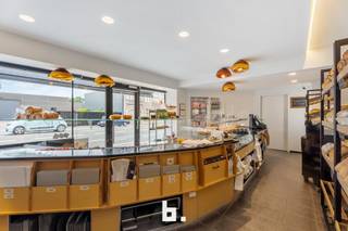 Ontdek deze uitzonderlijke eigendom in Roeselare, staat gekend als Bakkerij Ryckewaert.<br />Met een bruikbare vloeroppervlakte van maar liefst 480 m² biedt dit pand eindeloze mogelijkheden: handelsruimte, kantoor, atelier of combinatie met privéwoning, kangoeroewoonst.<br /><br />Troeven:<br />- Ruim werkatelier met grote berging – ideaal voor ambacht, productie of opslag<br />- Zonnepanelen voor een energiezuinige werking<br />- Asbestveilige eigendom – geen renovatieverplichting<br />- Elektriciteit conform gekeurd<br />- Overname van het handelsfonds bespreekbaar<br /><br />Indeling:<br />Gelijkvloers: commerciële ruimte, zeer groot atelier, berging, keuken, leef-en eetruimte en toegang tot tuin en oprit<br />Verdieping: 4 verzorgde slaapkamers, badkamer met dubbele wastafel, bad en toilet<br />Buiten: garagebox, ruime oprit met meerdere staanplaatsen, tuinberging achteraan, toegang via achterzijde<br /><br />Deze eigendom is keurig onderhouden en combineert een strategische ligging met een zee aan ruimte. Perfect voor wie werken en wonen wil combineren, of zoekt naar een veelzijdig pand met commerciële mogelijkheden.<br /><br />📍 Ligging: Gelegen in Roeselare, vlot bereikbaar en met parkeergelegenheid op eigen terrein.<br /><br />💰 Interesse? Plan vandaag nog uw bezoek en ontdek het potentieel van deze unieke eigendom!<br /><br />Watergevoelig openruimtegebied (Worg): NVT<br /><br />Dit pand wordt verkocht onder het systeem van START 2 FINISH.<br />Elk prijsvoorstel gelijk of hoger dan deze startprijs wordt voorgelegd aan de verkoper(s) die dit al dan niet kan aanvaarden.<br />Startprijs: 425.000 EUR