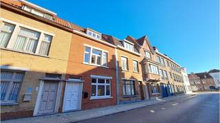 <strong>Comfortabele 3-slaapkamerwoning</strong> met ruim <strong>STADSTERRAS </strong>op een RUSTIGE en AUTHENTIEKE LIGGING in de <strong>Brugse binnenstad</strong> vlakbij de <strong>Langerei </strong>en met een vlotte verbinding naar het centrum van Brugge en naar de kleine en de grote ring ( Komvest ).<br />Machtig wonen in een toonaangevende stijl op een uitstekende ligging! <br />+ Energielabel C!<br />+ Asbestveilig!<br />+ Gerenoveerd in 2016!<br />+ Conforme keuring elektrische installatie!<br />+ Geen renovatieplicht!<br />+ Uitstekende mobiscore 9,1 op 10!<br />+ Conformiteitsattest aanwezig!<br /><br />Omvat een inkom met gastentoilet, ruime en lichtrijke leefruimte met ingerichte open keuken, 3 slaapkamers, badkamer met douche en dubbele wastafel en voorziening wasmachine en een ruim stadsterras met buitenberging.<br />Vg,Wche,Gmo,Gvkr,Gvv<br />P-score=A G-score=A<br />#leukwonen #brugge #inesteringsvastgoed<br /><br />Totale oppervlakte 74 m²<br />Bruikbare vloeroppervlakte 113 m²