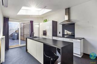 Instapklare woning met 3 slaapkamers te koop in ArendonkBij binnenkomst betreedt u een ruime en lichtrijke woonkamer met een open keuken. De keuken...