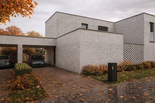 Dit nieuwe woonproject met<strong> 13 gezinswoningen</strong> bevindt zich op een fijne en rustige ligging in de <strong>Heggenstraat in Peer</strong>, vlakbij het centrum. Alle voorzieningen zoals scholen, winkels, horeca, sport en cultuur zijn eenvoudig te voet of met de fiets bereikbaar. Het project wordt omringd door een groene en aangename omgeving die een natuurlijke buffer vormt tussen wonen en het stadsleven. De doordachte inplanting creëert een autoluwe woonomgeving, waar veiligheid, leefbaarheid en rust centraal staan.<br /><br /><strong><span>Woning 09 met 4 slaapkamers:</span></strong><br />-Oppervlakte woning 167,86m²<br />-Leefruimte met veel lichtinval en open keuken<br />-Berging aan de keuken <br />-Apart toilet gelijkvloers<br />-1 gelijkvloerse slaapkamer (of bureau) en badkamer <br />-3 slaapkamers en 1 badkamer met toilet<br />-Vloerverwarming en zonnepanelen<br />-Gezellige tuin met ruim terras <br />-Grote tuinberging en eigen patio<br /><br /><span>Vermelde prijs is exclusief registratie, btw en notariskosten. Hier geniet je van 5 jaar vrijstelling op de onroerende voorheffing (KI) dankzij het gunstig E-peil (<10).</span><br /><br />Elke woning beschikt over een functionele indeling, grote raampartijen, optimale lichtinval en een hoogwaardige afwerking. Duurzame materialen en energiezuinige technieken zorgen voor een zeer lage energiekost en een woning die klaar is voor de toekomst. <span>Alle woningen worden volledig afgewerkt naar eigen smaak volgens lastenboek en dit met de professionele hulp van de kopersbegeleiding.<br /></span><br />Contacteer ons voor meer informatie of een afspraak op 011 39 90 50 . Wij ontzorgen je ook voor de verkoop van je huidige woning!<br /><br /><em>Getoonde renders en plannen zijn indicatief.</em>