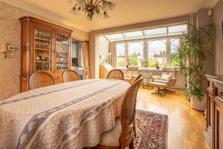 <h1>Ruime bel-etagewoning met 7 meter gevelbreedte en zonnige tuin</h1>
<p>In de gegeerde Vogeltjeswijk in Merksem, vlakbij het Kwadenveldeplein, vindt u deze ruime bel-etagewoning van 198 m² bewoonbaar EPC C op een perceel met een opmerkelijke gevelbreedte van 7 meter. Kleuter-, lagere en middelbare scholen liggen op wandelafstand: een ideale thuisbasis voor een gezin met kinderen.</p>
<p>Die 7 meter gevelbreedte vertaalt zich in de living naar een raam over de volledige breedte, aangevuld met ruime raampartijen aan de tuinzijde. Het resultaat: een lichtrijke leefruimte met een prachtige volhouten parketvloer en een werkende open haard. De moderne ijsblauwe keuken is volledig uitgerust met vaatwasser, keramisch kookvuur, dampkap en een koelkast met vriezer.</p>
<p>De woning werd de voorbije jaren goed onderhouden: alle ramen kregen in 2021 hoogrenderend dubbelglas met PVC-omkadering alsook de nieuwe veiligheidsvoordeur en elektrische garagepoort. Ook het terras achteraan werd recent heraangelegd in een moderne terrazzotegel.</p>
<p><strong>Indeling</strong> Op het gelijkvloers bevinden zich de inkom, een grote garage met talrijke ingebouwde kasten, een technische bergruimte (met aansluitingen voor wasmachine en droogkast) en een vierde volwaardige slaapkamer (9,5 m²). Een trap brengt u naar de leefverdieping met de lichtrijke living (53,5 m²) en de keuken, met rechtstreeks zicht op en toegang tot de tuin. Boven vindt u nog 3 volwaardige slaapkamers (17 m², 14 m², 10 m²) met een praktische indeling voor grote kasten, en een ruime badkamer met bidet, toilet, dubbele lavabo en ligbad.</p>
<p>Achteraan geniet de tuin van 175 m² (oost georiënteerd) van een weelderig groen kader en veel privacy, het nieuwe terrazzoterras is er zo klaar voor gebruik.</p>
<p><strong>Troeven op een rij:</strong></p>
<p>+ 198 m² (bruto) bewoonbaar met gevelbreedte van 7 meter<br />+ Living met raam over de volledige gevelbreedte, volhouten parketvloer en werkende open haard<br />+ 4 volwaardige slaapkamers (3 boven, 1 op het gelijkvloers)<br />+ Grote garage met oprit en ingebouwde kasten<br />+ Tuin van 175 m² met nieuw terrazzoterras en veel privacy<br />+ Nieuwe ramen (2021) en condenserende gasketel (2023) - EPC C<br />+ Vogeltjeswijk Merksem: scholen op wandelafstand, zicht op het Kwadenveldeplein</p>
<p>Ideaal thuis voor uw gezin? Bel snel 0478.65.04.73 en plan een bezichtiging in!</p>