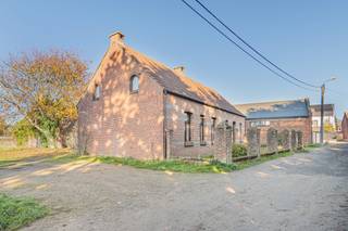 Deze fermette staat op een perceel van +/-552m² en is voorzien van 4 slaapkamers.<br />De woning is rustig gelegen doch met een zeer vlotte bereikbaarheid tot verbindingswegen, openbaar vervoer en het stadscentrum van Mechelen. <br />Tevens bevindt zich de fietsostrade tussen Mechelen en Antwerpen in de onmiddellijke nabijheid.