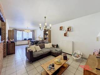 Dit charmante gelijkvloerse appartement is gelegen in een zeer rustige straat in Sint-Kruis. Dankzij de praktische indeling op het gelijkvloers geniet u van optimaal wooncomfort zonder trappen, ideaal voor alle leeftijden. <br />Het appartement beschikt over een ruime woonkamer met open keuken, een badkamer met lavabo en douche en 2 slaapkamers. Alsook behoort er een garage bij het appartement.<br /><br />De locatie is bijzonder gunstig: een bushalte bevindt zich achter de hoek, wat het openbaar vervoer zeer toegankelijk maakt. Daarnaast liggen verschillende scholen in de directe omgeving.<br /><br />Het appartement heeft ook een enorm gezellig terras met tuin. Combineer de rustige ligging met de praktische bereikbaarheid en nabijheid van voorzieningen voor een comfortabele en aangename woonervaring.