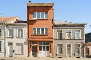 <p>Deze charmante, volledig gerenoveerde halfvrijstaande woning is ideaal gelegen in het hart van het stadscentrum en zal u zeker bekoren met zijn comfort en toplocatie.<br /><br />Momenteel verhuurd (maandelijkse huur van € 960).<br /><br />Op korte afstand van alle voorzieningen (winkels, scholen, openbaar vervoer) biedt deze woning een praktische en aangename woonomgeving.<br /><br />De woning is in 2022 volledig gerenoveerd en beschikt nu over moderne en functionele ruimtes, klaar om direct te betrekken.<br /><br />Of u nu een starter bent, wilt investeren of een jong stel zoekt, deze woning is een fantastische kans in het stadscentrum.<br /><br />Mis deze kans niet!<br /><br />Contact en informatie: +32 499 34 68 24 of anne-sophie@immobeguin.be</p>