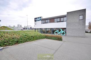 Dit gelijkvloerse handelspand bestaat in zijn totaliteit uit een ruime toonzaal, een bureauruimte, keuken, douche, stockage en een ruim magazijn...