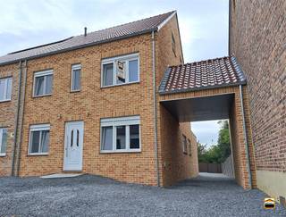 Zeer rustig gelegen kangoeroe nieuwbouwwoning meteen bewoonbare oppervlakte van 210m².Via de inkomhal komt men terecht in een grote leefruimte met...