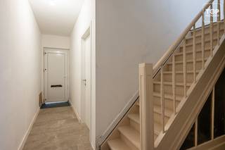 Deze gezellige en charmante woning is gelegen nabij het historisch centrum van Gent<br /><br />We bevinden ons in de Luxemburgstraat, een zeer rustige straat tussen het Begijnhof, het gravensteen en de poel. Enkel bewoners rijden erdoor met de wagen. <br /><br />Het rustige begijnhof is vlakbij en je bent op amper 300 meter van het Gravensteen. Alles is dus gemakkelijk te bereiken te voet of per fiets. Ook via het openbaar vervoer geraak je snel aan het station Gent St-Pieters en Gent Dampoort. Werkelijk alles is dichtbij.<br />Kortom, met de ligging van dit huis is een auto absoluut niet noodzakelijk.<br />Doch ben je op minder dan 10 min op alle belangrijke toegangswegen de E17, E40 en de R4<br /><br />Deze locatie in het Centrum van Gent is werkelijk uniek. Enerzijds zit je vlakbij de bruisende stad, anderzijds geniet je in dit gedeelte ook van de rust.<br /><br />Het pand werd recent gerenoveerd en is instapklaar. <br /><br />Via de inkomhal komen we terecht in de leefruimte en de open keuken. Nog op het gelijkvloers vinden we de badkamer terug met douche en wc, alsook een extra bergruimte met de aansluiting voor de wasmachine. Tevens is er nog een extra kamer op het gelijkvloers, deze kan dienen als eerste slaapkamer of als extra leefruimte / bureau. <br />Via de trap komen we terecht op de eerste verdieping met 2 ruime lichtrijke slaapkamers. Op de tweede verdieping is er nog een ruime slaapkamer en extra bergingsruimte terug te vinden.<br /><br />Extra troeven :<br />- Met zijn energie label C heeft het een gunstige EPC score. Na de EPC keuring werd nog extra isolatiemateriaal bijgestoken, de reële epc score is dus nog beter!<br />- De parking Ramen ligt op minder dan 200 m van de woning.<br /><br />Deze Topper is DE ideale mix van comfort, rust en alles dichtbij. Het heeft alles in huis om er een echte thuis van te maken!<br /><br />Interesse? Contacteer dan snel Topvastgoed voor een bezoek op het nummer 0475 700 700.<br /><br />Beschikbaar na akte