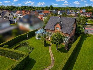 VEELZIJDIGE OPEN BEBOUWING met ruime volumes, gelegen aan de voet van de EDELAREBERG. Deze eigendom met een BEWOONBARE OPPERVLAKTE VAN CA. 240M²...