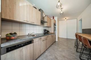 WE INVEST SUD-LUXEMBOURG stelt u dit ruime appartement voor, ideaal gelegen in het hart van het centrum van Aarlen, op de tweede verdieping van een mede-eigendom.
Met zijn 4 slaapkamers en royale ruimtes biedt deze woning een bijzonder zeldzame indeling op de vastgoedmarkt van Aarlen. Het appartement is zowel geschikt voor een investeerder die op zoek is naar een aantrekkelijk huurrendement als voor kopers die willen genieten van een ruim gezinsappartement met 4 slaapkamers in het centrum van de stad.
Dankzij de centrale ligging bevinden alle voorzieningen zich op wandelafstand: winkels, openbaar vervoer, scholen, restaurants en diensten.
Het appartement is als volgt ingedeeld:
Een ruime inkomhal die toegang biedt tot de verschillende vertrekken, een grote leefruimte met volledig uitgeruste open keuken, vier ruime slaapkamers, waarvan twee beschikken over een eigen privé-doucheruimte, evenals een derde doucheruimte.
Momenteel wordt het appartement verhuurd als cohousing, waardoor het onmiddellijk huurinkomsten genereert. De indeling is bovendien perfect geschikt voor dit type verhuur.
Jaarlijkse huurinkomsten: € 33.600
Kosten mede-eigendom: ± € 100/maand
Of u nu op zoek bent naar een rendabele vastgoedinvestering of naar een ruim appartement met 4 slaapkamers in het stadscentrum, deze woning biedt tal van mogelijkheden.
Voor meer informatie of om een bezoek in te plannen, kunt u contact met ons opnemen:
+32 (0)63 33 00 69 – sud.luxembourg@weinvest.be