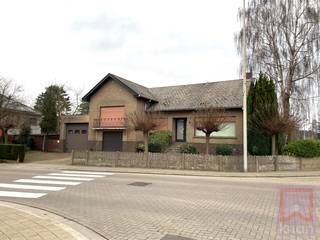 3 slaapkamer woning met tal van mogelijkheden, grotendeels onderkelderd en 2 grote garages.<br />Ideaal voor groot gezin of zelfstandige activiteit/opslagruimte.<br />Indeling:<br />GELIJKVLOERS: inkom, buro, toilet, keuken, woonkamer. Grote garage.<br />VERDIEP -1: tweede grote garage met automatische poort en ingemaakte kasten, badkamer, berging, kelders<br />VERDIEP: gang, 3 ruime slaapkamers waarvan 1 met ingemaakte kasten.<br />Zolder. Tuin met terras.<br />Beschikbaar cfr verhuurvoorwaarden.<br />EPC: 692kWh/m²jaar of label F.