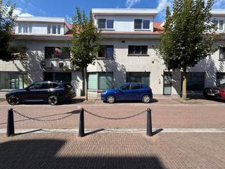 <p>Dit volledig gerenoveerde appartement is gelegen in het centrum van Vosselaar, in een rustige doodlopende straat. Dankzij de centrale ligging geniet u van alle voorzieningen op wandelafstand, terwijl u toch in alle rust kunt wonen.<span></span></p>
<p>Bij het betreden van het appartement komt u in de inkomhal, waar zich een apart gastentoilet en een praktische berging bevinden met aansluitingen voor een wasmachine en droogkast.</p>
<p>Verder bereikt u de lichtrijke woonkamer, die aansluit op de volledig uitgeruste keuken. De keuken is voorzien van een koelkast, oven, vaatwasser en kookplaat. Aansluitend bevindt zich nog een extra berging,.</p>
<p>Op de bovenverdieping vindt u drie ruime slaapkamers en een badkamer. Daarnaast beschikt het appartement over een zolder, die gebruikt kan worden als extra opbergruimte.<br /><br />Bijzonderheden:<br />- EPC: B-label<br />- Beschikbaarheid: onmiddellijk</p>