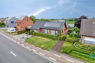 Ontdek deze unieke laagbouwwoning, gelegen op een prachtig perceel van 956 m² met een adembenemend uitzicht over de groene, landelijke omgeving...