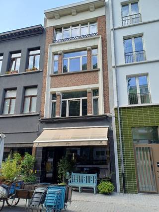 Gelegen op een toplocatie in het historische hart van Antwerpen, presenteren wij u dit veelzijdige opbrengsteigendom bestaande uit een...