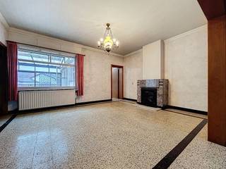 RUIME, STEVIGE WONING MET GARAGE EN TUIN TE VLAMERTINGE.DEZE WONING IS ALS VOLGT INGEDEELD: GELIJKVLOERS:INKOMHAL, LEEFRUIMTE, APARTE KEUKEN,...