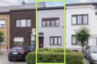 Stadswoning met 2 slaapkamers, zuidtuin en garage.<br />Leuke gezinswoning op een toplocatie juist buiten het centrum. Garage met achteruitweg inbegrepen. Vlakbij het station, scholen, supermarkten, openbaar vervoer en winkels. De Grote Markt ligt op wandelafstand via de winkelstraten.<br />De woning heeft volgende indeling: <br />GLV: inkomhal, ruime woonkamer, lichtrijke eetkamer, geïnstalleerde keuken, badkamer met inloopdouche, lavabo en toilet. Naast de keuken vindt u de veranda die toegang geeft tot omheinde tuin op het Zuiden.
<br />Bovenverdieping: ruime nachthal met directe toegang tot 2 ruime slaapkamers (12 en 17 m²) en een extra toilet.<br />Er is ook een praktische stadskelder.<br />De tuin is praktisch aangelegd, helemaal omheind en heeft een ruim terras. Achteraan is er een ruime tuinberging. Daarachter vindt u de bijhorende garage met sectionaal poort.<br />Kenmerken<br />+ Private garage inbegrepen<br />+ Uitweg achteraan<br />+ Ideale ligging
<br />+ Scholen, winkels, station zin vlakbij<br />+ Terras en tuin op het Zuiden <br />+ Dak geïsoleerd en gevel gereinigd (2021)<br />+ Vernieuwde badkamer (2025)<br />+ Nieuwe condensatieketel (2025) <br />+ Geen renovatieverplichting<br />+ Elektriciteit conform<br />Bekijk de woning nu al even dankzij onze 360°-tour op www.avantivastgoed.be<br />Wordt dit uw nieuwe (t)huis? Bel 0479 01 00 00 of info@avantivastgoed.be