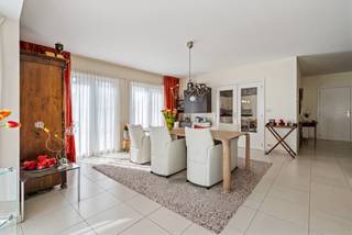 Deze instapklare goed onderhouden woning is gelegen in een groene residentiële wijk op een perceel van +/- 1.643m². <br />De woning dateert van 2006 en omvat 4 slaapkamers, dressing, 2 badkamers, lichte woonkamer met keuken, berging, wasplaats en carport.<br />De master bedroom met dressing en badkamer bevinden zich op de gelijkvloerse verdieping waardoor deze woning ook ideaal is voor mensen op leeftijd of mindervaliden of co-housing.<br /><br />Gelijkvloers:<br />We betreden de woning via de centrale inkomhal met apart toilet en voldoende ruimte voor het plaatsen van een vestiairekast. Via deze ruimte heeft u toegang tot de woonkamer met gashaard die beschikt over grote raampartijen (met elektrische screens en zonneluifel) waardoor er zeer veel lichtinval aanwezig is. Keuken is volledig geïnstalleerd met combi oven, vaatwasmachine, natuurstenen werkblad, inductievuur, ijskast en vriesvak. De masterbedroom met eigen badkamer en dressing is voorzien op de gelijkvloerse verdieping zodat de woning ook ideaal geschikt is voor kopers op leeftijd, mindervaliden of co-housing.<br />Voorts bevinden er zich nog een zeer praktische wasplaats en berging/technische ruimte op deze verdieping.<br /><br />Eerste verdieping:<br />Op de eerste verdieping bevinden er zich 3 volwaardige slaapkamers en een tweede badkamer met ligbad, lavabomeubel en toilet.<br /><br />Tuin:<br />De tuin is fraai aangelegd en voorzien van een tuinhuis en robotmaaier.<br /><br />Bijzonderheden:<br />- Energiezuinige woning (EPC label A) met geothermische warmtepomp, 30 zonnepanelen, waterboiler 400l en buffervat 200l<br />- Elektrische laadpaal<br />- Alarm, elektrische screens, zonneluifel en vliegenramen aanwezig<br />- Groene locatie met rustige tuin en robotmaaier<br />- Carport aanwezig