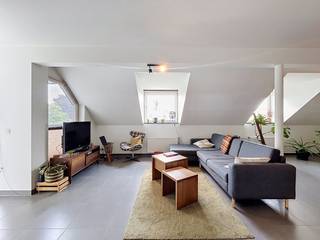 Indeling van het appartement:- inkomhal met toilet met handwasser- ruime leefruimte (37m²)- volledig geïnstalleerde open keuken- zuid-gericht terras (6m²) - badkamer (7m²) met bad, douche en dubbele lavabo - slaapkamer 1 (11m²) - slaapkamer 2 (18m²) - slaapkamer 3 (18m²) - berging 1 (7m²) met mogelijkheid tot aansluiten wasmachine en droogkast - berging 2 (7m²) - ruime zolderberging (30m²) Wij bieden dit appartement aan voor een tijdelijke huurperiode, met als uiterste einddatum 1 februari 2028.Algemeen: - gemeenschappelijke (vaste) kosten: €75,00 per maand- beschikbaarheid: 01/08/2026 tot 01/02/2028- garagebox inbegrepen- gemeenschappelijke fietsenbergingInteresse? Vraag snel een bezoek aan via www.dewaele.com!