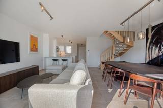 Langs de Kursaallaan te Koksijde-Bad, uitgevend op de commerciële Zeelaan, vinden we deze nieuwbouw penthouse in residentie Monico. Pal in het centrum gelegen, op enkele passen van zee en onmiddellijk nabij bakkerij, slagerij, buurtwinkels, horeca, boetieks, openbaar vervoer... Op zoek naar interessante immo te Koksijde? Lees dan zeker verder!INDELING > 4de verdieping- inkom met vestiaire en gastentoilet - leefruimte met open keuken en terras (9,75 m², uitgevend op de Zeelaan)- slaapkamer 1 met ingemaakte kasten- slaapkamer 2 met ingemaakte kasten en terras (12 m², uitgevend op de Kursaallaan)- badkamer voorzien van ligbad, inloopdouche, dubbele wastafel en toilet> 5de verdieping- nachthal met toilet en berging met wasmachine en droogkast (inbegrepen)- ruime badkamer voorzien van inloopdouche en dubbele wastafel- 3e en 4e slaapkamers waarvan 1 uitgevend op het dakterras (55 m²) met een prachtig uitzicht over Koksijde-BadTROEVEN+ Volledig bemeubeld en geschilderd en dus volledig instapklaar + Zeer energiezuinig + Centrale verwarming op aardgas + topligging in de Zeelaan van Koksijde + Met hoogwaardige materialen afgewerkt+ Komt in aanmerking voor 6% indien enige woningInteresse in dit appartement te koop in Koksijde? Aarzel dan zeker niet contact op te nemen met de dossierverantwoordelijke Sarah Velle via 0470 10 52 78 of sarah.velle@dewaele.com.