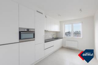 Nabij het hart van Oostende verwelkomen we je in de nieuwbouwresidentie Largo. Dit duplexappartement met 2 slaapkamers is gelegen op de vierde en vijfde verdieping. Het gebouw is ontworpen met oog voor detail en heeft een tijdloze architectuur. De zon komt door de grote ramen aan de voor- en de achterzijde binnen, waardoor dit appartement baadt in het licht. Het appartement is gelegen vlakbij zee, de haven, de winkels, restaurants, musea en alles wat Oostende te bieden heeft. Het is een slimme investering, of je hier nu zelf komt wonen, een tweede verblijf zoekt of op zoek bent naar een investeringspand. Er zijn ook 2 fietshaken en een kelder voorzien. Verkoop onder BTW stelsel!