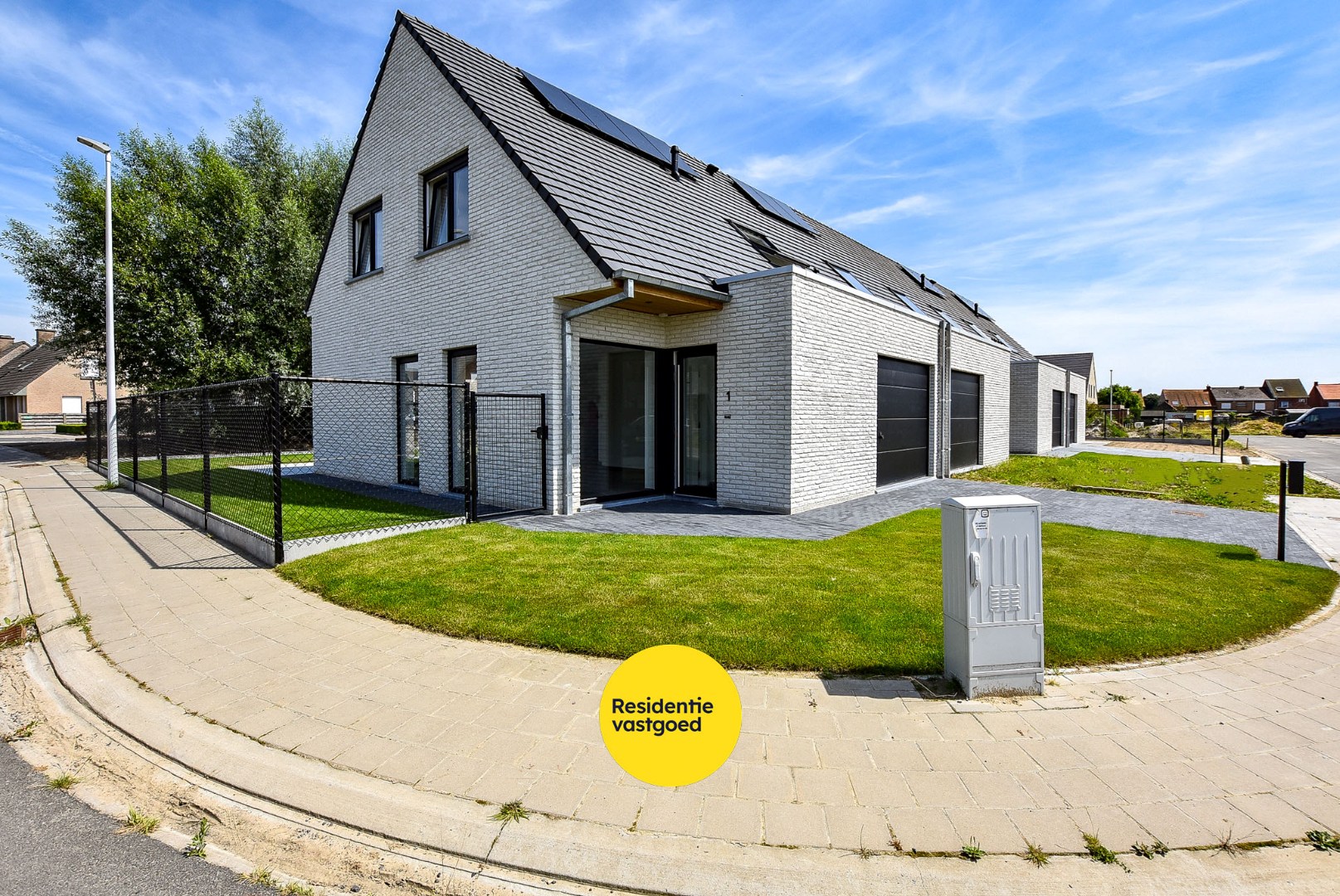 Ruime energiezuinige recente halfopen bebouwing (2024) met inpandige garage op 258m² gelegen te Houthulst. - foto 1
