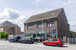 VALIMMAS verhuurt deze welgelegen handelsruimte met opslagruimte en ruime parking...    

Vooraan (± 150m²) bevindt zich een mooie toonzaal met grote etalage en LED-verlichting, een bureel, een toilet en een berging.    
De opslagruimte/atelier (± 50m²) achteraan is uitgerust met een geautomatiseerde sectionaalpoort (± 2,70m breed x 2,60m hoog) en een vloer in gepolierd beton.   
Inclusief parking voor een 20-tal wagens.    

Geen bijkomende huurlasten. Onroerende voorheffing ten laste van de huurder (± € 2.250 in 2025). 

Commerciële ligging langsheen de N9 (= steenweg Brussel-Dendermonde) = uitstekende commerciële zichtbaarheid !!