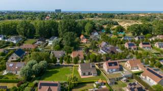 Deze landelijke villa is rustig gelegen in een villawijk nabij de duinen van Oostduinkerke. Hier kunt u volop genieten van een rijkelijk lichtinval en de ruime woonoppervlakte. Er is een inpandige garage, gelijkvloerse kamer met douchekamer en op verdiep nog ruime slaapkamers en badkamer.<br /><br />De tuin is zongericht en u bevindt zich in een oase van rust, doch nabij Oostduinkerke-Dorp.<br /><br />De indeling van de villa is als volgt:<br />Inkom, wc, leefruimte, keuken, garage, kamer met douchekamer, op het verdiep 3 slaapkamers waarvan 1 met bergruimte, nachthal.<br /><br />Enkele troeven:<br />- Zonovergoten tuin<br />- Natuurlijke omgeving<br />- Rust