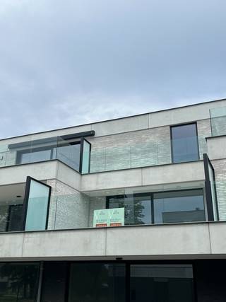 Bent u op zoek naar een energiezuinig nieuwbouwappartement op een rustige locatie? Dan is dit stijlvolle appartement op de eerste verdieping in Zandhoven zeker een bezoek waard.<br /><br />Het appartement, met een bruto vloeroppervlakte van 80,87m², beschikt over een lichtrijke leefruimte met open keuken die uitgeeft op een ruim westgericht terras van 24 m².<br /><br />De moderne keuken is volledig uitgerust met kwalitatieve AEG-toestellen, waaronder een inductiekookplaat, dampkap en vaatwasser. Daarnaast is er een combi-oven en koelkast met vriesvak voorzien.<br /><br />Verder omvat het appartement:<br />- inkomhal<br />- ruime leefruimte<br />- 2 slaapkamers<br />- badkamer met inloopdouche en lavabo<br />- apart gastentoilet<br />- praktische berging<br /><br />Het appartement wordt bovendien volledig geschilderd opgeleverd. Ook worden er gordijnrails geplaatst en wordt de nodige verlichting voorzien, zodat u het appartement instapklaar kunt betrekken. Het appartement zal beschikbaar zijn vanaf 15/08/2026.<br /><br />Voor extra comfort beschikt het gebouw over een lift. Bovendien zijn een ondergrondse autostaanplaats en een privatieve kelderberging inbegrepen in de huurprijs.<br /><br />Dankzij de warmtepomp, zonnepanelen en het ventilatiesysteem geniet u van een bijzonder energiezuinige woonst. Elke woonentiteit beschikt over een eigen elektriciteitsmeter en er is de mogelijkheid om een laadpaal te voorzien voor een elektrische wagen.<br /><br />Troeven<br />- lift aanwezig<br />- mogelijkheid tot laadpaal<br />- gemeenschappelijke fietsenstalling<br /><br /><br />Gemeenschappelijke kosten: € 65/maand<br />*EPB in aanmaak<br />*3m HWB<br />*Plaatsbeschrijving