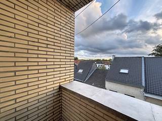 Dit appartement is gelegen in het centrum van Sint-Niklaas.<br />Op de derde verdieping (rechts) van een kleinschalig gebouw en beschikt over volgende indeling:<br /><br />Via de inkomhal kom je in de lichtrijke leefruimte, die aansluit op de aparte keuken.<br />Verder beschikt het appartement over<strong> twee slaapkamers,</strong> een badkamer met inloopdouche en lavabomeubel en een apart toilet.<br />Een extra troef zijn de<strong> twee terrassen</strong>.<br />Daarnaast hoort er bij het appartement een privatieve kelderberging voor extra opbergruimte en een garage voor het veilig parkeren van je wagen.<br />Het gebouw beschikt niet over een lift dus je kan aan jouw conditie werken.<br /><br />PVC ramen met dubbel glas en centrale verwarming op gas.<br />Bron bewoonbare oppervlakte : EPC - certificaat<br />Renovatieverplichting residentiële gebouwen van toepassing. Meer info: https://www.vlaanderen.be/een-huis-of-appartement-kopen/renovatieverplichting-voor-residentiele-gebouwen<br /><br />Een ruim en verzorgd appartement op een gunstige ligging in Sint-Niklaas, vlakbij winkels, openbaar vervoer en belangrijke invalswegen.<br />Tevens interessant als investering.<br />Interesse? Contacteer ons vandaag voor een bezoek.<br /><br />Ben je ook van plan jouw eigendom te verkopen? Maak een afspraak voor een gratis schatting, wij maken er samen een succesverhaal van.<br />