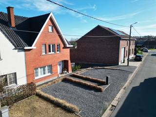 <u><strong>Ruime halfopen bebouwing in rustige buurt te Werm – Onderstraat 7, Bilzen-Hoeselt</strong></u><br /><br />Op een rustige en aangename ligging in het landelijke Werm, een deelgemeente van Bilzen-Hoeselt, vinden we deze ruime halfopen bebouwing (HOB) terug. De buurt wordt gekenmerkt door haar kindvriendelijk karakter, vlotte bereikbaarheid en de nabijheid van scholen, winkels en verbindingswegen. Hier woon je rustig, met alle dagelijkse voorzieningen binnen handbereik en een vlotte verbinding naar Bilzen en omliggende gemeenten.<br /><br /><strong>Indeling van de woning</strong><br />We betreden de woning via de inkomhal met vestiaire, die toegang biedt tot de ruime en lichtrijke leefruimte. Vooraan bevindt zich een zithoek aan de sierhaard, die momenteel ingericht is als bureauruimte. Aansluitend komen we in de eethoek, die naadloos overloopt in een tweede zithoek. Dankzij de dakkoepel geniet deze ruimte van een aangename lichtinval en een open, ruimtelijk gevoel.<br /><br />Naast de zithoek bevindt zich een extra kamer, ideaal als vierde slaapkamer, hobbyruimte of bureau. Momenteel wordt deze ruimte gebruikt als speelkamer.<br />De open keuken is uitgerust met alle nodige toestellen, waaronder een gaskookplaat, en biedt directe toegang tot de ruime, afgesloten tuin – perfect voor gezinnen en tuinliefhebbers.<br /><br /><strong>Op het gelijkvloers vinden we verder:</strong>
<ul>
<li>Een ruimte met aansluitingen voor een mogelijke badkamer</li>
<li>Een praktisch washok met aansluitingen voor wasmachine en droogkast</li>
<li>Een gastentoilet</li>
<li>Een inpandige garage met elektrische poort</li>
</ul>
Op de eerste verdieping zijn er drie slaapkamers waarvan één momenteel ingericht is als dressing en twee als volwaardige slaapkamers. De badkamer is uitgerust met een douche, wasmeubel en een tweede toilet.<br /><br />Daarnaast beschikt de woning over:
<ul>
<li>Een ruime zolderverdieping met potentieel voor woonuitbreiding (momenteel opbergzolder)</li>
<li>Twee extra zolderbergingen aan de andere zijde van de woning</li>
<li>Een kleine kelder op niveau -1</li>
</ul>
<strong>Buitenruimte</strong><br />De volledig afgesloten tuin met een oppervlakte van 9 are 95 ca biedt rust, privacy en voldoende ruimte voor ontspanning. Bovendien zijn er extra opbergmogelijkheden voor tuinmateriaal.<br /><br /><strong>Extra troeven</strong>
<ul>
<li>Ruime en functionele woning</li>
<li>EPC C – geen renovatieplicht</li>
<li>3 airco’s</li>
<li>Elektriciteit conform</li>
<li>Veel bergruimte en uitbreidingsmogelijkheden</li>
</ul>
Wens jij deze ruime woning te bezichtigen? Aarzel niet en neem contact met ons op, wij helpen je graag verder!<br /><br /><strong>Tel.: 0032(0)485 97 49 28<br />E-mail: info@co-realestate.be</strong>