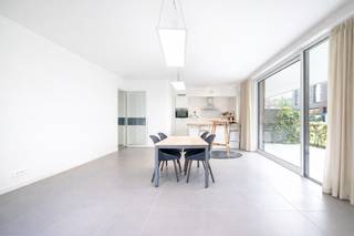 La lumière s’invite naturellement à l’intérieur, filtrée par une élégante paroi vitrée qui relie subtilement le hall à la spacieuse pièce de...