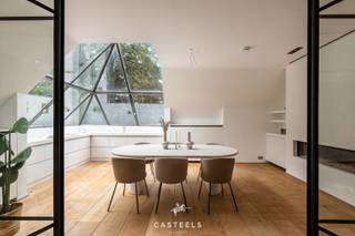 In de gegeerde en groene wijk Prince d’Orange in Ukkel vind je deze uitzonderlijke duplex-penthouse die ruimte, licht en privacy moeiteloos combineert. Een unieke woonbeleving voor wie houdt van rust, comfort en stijl, met alle troeven van de stad binnen handbereik.<br /><br />Al bij het binnenkomen voel je dat dit geen doorsnee appartement is. De leefruimte is lichtrijk en uitnodigend, met een warme uitstraling dankzij de gaskachels en een authentieke houtkachel. Dankzij de extra, ruime kamer naast de living, perfect als bureau of eetruimte, kan je de indeling helemaal naar wens inrichten. Door de doordachte oriëntatie, voorgevel op het noorden, achtergevel op het zuiden, geniet je de hele dag van een aangename lichtinval, zonder inkijk.<br /><br />Vanuit de woonkamer stap je rechtstreeks naar de buitenruimtes. Op het gelijkvloers wachten drie zonnige terrassen met uitzicht op de weelderige tuin. Op de bovenverdieping, verbonden met de master bedroom, bevindt zich nog een vierde terras. Samen goed voor maar liefst 38 m² aan buitenruimte, perfect om te ontspannen, gasten te ontvangen of gewoon te genieten van de natuur om je heen.<br /><br />De keuken is volledig uitgerust met kwalitatieve toestellen, ruime opbergmogelijkheden en een wijnfrigo. De penthouse telt drie volwaardige slaapkamers, elk met een eigen badkamer, wat een gevoel van privacy en comfort garandeert. De master bedroom is een oase van rust, met een privé-dressing, een badkamer met vloerverwarming en ligbad met een prachtig zicht op het groen vanuit het bad.<br /><br />Airconditioning en efficiënte gasverwarming zorgen voor comfort in elk seizoen. Voor het praktische luik is er ook gezorgd: twee ondergrondse staanplaatsen, extra parkeermogelijkheden buiten en twee private kelders. Het hele appartement werd volledig gerenoveerd in 2009, met oog voor kwaliteit en tijdloze afwerking.<br /><br />De ligging is ideaal: op wandelafstand vind je tram- en bushaltes, waardoor je snel en vlot naar het centrum van Brussel kan. Ook scholen, supermarkten en restaurants zijn in de directe omgeving aanwezig. Kortom, alles wat je nodig hebt, bevindt zich rondom jou.<br /><br />Dit penthouse biedt een zeldzame combinatie van luxe, comfort en een toplocatie. Of je nu op zoek bent naar een stijlvolle thuisbasis, een plek om tot rust te komen of een ruimte waar binnen en buiten naadloos in elkaar overlopen: hier vind je het allemaal. Benieuwd om deze unieke woonbeleving zelf te ervaren? Neem vandaag nog contact met ons op en laat je verrassen door alles wat deze uitzonderlijke duplex-penthouse te bieden heeft.<br />__<br />Dans le quartier recherché et verdoyant du Prince d’Orange à Uccle, vous découvrez ce duplex-penthouse exceptionnel qui allie harmonieusement l'espace, luminosité et intimité. Une expérience de vie unique pour ceux qui apprécient le calme, le confort et l’élégance, tout en profitant de tous les atouts de la ville à portée de main.<br /><br />Dès l’entrée, vous comprenez qu’il ne s’agit pas d’un appartement ordinaire. Le séjour, baigné de lumière, dégage une atmosphère chaleureuse grâce aux poêles à gaz et à un authentique poêle à bois. Une pièce supplémentaire attenante aux living, idéale comme bureau ou salle à manger, permet d’aménager l’espace selon vos envies. Grâce à une orientation réfléchie, façade avant au nord, façade arrière au sud, vous profitez toute la journée d’un ensoleillement agréable, sans vis-à-vis.<br /><br />Depuis le salon, vous accédez directement aux espaces extérieurs. Au rez-de-chaussée, trois terrasses ensoleillées offrent une vue apaisante sur le jardin luxuriant. À l’étage, reliée à la suite parentale, se trouve une quatrième terrasse. Ensemble, elles totalisent pas moins de 38 m² d’espace extérieur, parfait pour se détendre, recevoir ou simplement profiter de la nature environnante.<br /><br />La cuisine est entièrement équipée avec des appareils de qualité, de nombreux rangements et un spacieux frigo à vin. Le penthouse compte trois chambres spacieuses, chacune avec sa propre salle de bain, garantissant confort et intimité. La suite parentale est un véritable havre de paix, avec un dressing privé, une salle de bain équipée d’un chauffage au sol et d’une baignoire offrant une vue imprenable sur la verdure.<br /><br />La climatisation et le chauffage au gaz assurent un confort optimal en toute saison. Côté pratique, vous disposez de deux emplacements de parking souterrains, de possibilités de stationnement supplémentaires à l’extérieur et de deux caves privatives. L’appartement a été entièrement rénové en 2009, avec un souci constant de qualité et de finitions intemporelles.<br /><br />L’emplacement est idéal : à distance de marche se trouvent des arrêts de tram et de bus qui vous permettent de rejoindre rapidement le centre de Bruxelles. Écoles, supermarchés et restaurants sont également à proximité. En résumé : tout ce dont vous avez besoin se trouve autour de vous.<br /><br />Ce penthouse offre une combinaison rare de luxe, de confort et d’un emplacement idéal. Que vous soyez à la recherche d’un lieu de vie élégant, d’un espace pour vous ressourcer ou d’un cadre où l’intérieur et l’extérieur se fondent harmonieusement, vous le trouverez ici.<br /><br />Envie de découvrir cette expérience résidentielle unique? Contactez-nous dès aujourd’hui et laissez-vous séduire par tout ce que ce duplex-penthouse exceptionnel a à offrir.