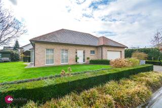 <p><span>Fantastisch onderhouden woning op een rustige locatie in Hever</span></p><p><span> </span></p><p><span>Deze vrijstaande woning, gebouwd in 2004, is instapklaar en biedt vele troeven. Dankzij zijn gustige ligging heb je meteen al de eerste troef in handen.</span></p><p><span> </span></p><p><span>Via de inkomhal met apart toilet bereik je de woon- en eetkamer. Dankzij de grote raampartijen en de erker geniet je overal in de woning van veel natuurlijk licht en een aangenaam zicht op tuin. Ook vanuit de volledig ingerichte keuken kan je van voldoende licht genieten. Op de benedenverdieping beschik je over een ruime slaapkamer met aansluitende dressing, alsook de badkamer met toilet, dubbele wastafel &amp; inloopdouche. De praktische berging met voorzieningen voor wasmachine en droogkast, de grote inpandige garage met automatische poort &amp; zonnepanelen (met groenestroomcertificaten, nog +/-5 jaar - opbrengst +/-1000 euro/jaar) zijn nog enkele extra troeven. </span></p><p><span> </span></p><p><span>Op de eerste verdieping heb je 3 ruime slaapkamers , met aanvullend nog twee extra ruimtes (momenteel gebruikt als atelier en wijnzolder).</span></p><p><span> </span></p><p><span>De tuin met ruim terras kan je rondom terugvinden en is dé ideale plek om te genieten. Je beschikt ook nog over een ruim tuinhuis voor het opbergen van extra spullen. </span></p><p><span> </span></p><p><span>Kortom, zeer veel troeven voor een groter gezin, maar zeker ook voor de "oude" dag. </span></p><p><span> </span></p><p><span>Contacteer ons vandaag nog om deze woning zelf te ontdekken!</span></p><p><span> </span></p><p><span>015 20 36 00 - info@domoxim.be</span></p><p><span> </span></p><p><span>domoXim. Waar dromen thuis komen!</span></p><p><span> </span></p><p><span>Ook de waarde van je </span><span>eigen </span><span>woning kennen? Wij geven je graag advies.</span></p>