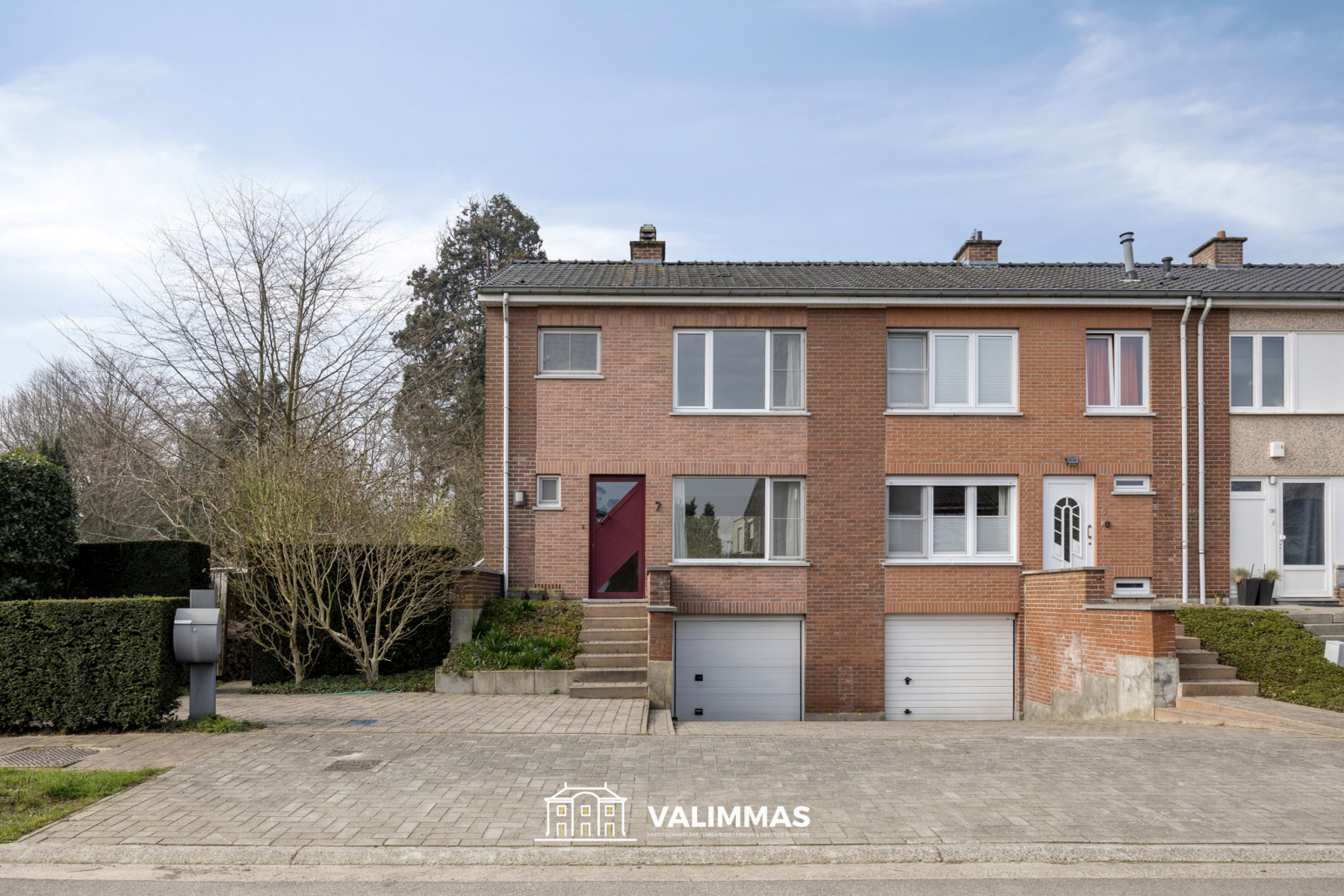 Welgelegen en verzorgde driegevelwoning met garage en tuin - foto 1