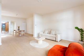 Welkom in dit stijlvol gerenoveerde gelijkvloers appartement, onderdeel van een kleinschalig project van High-Five Group met slechts...