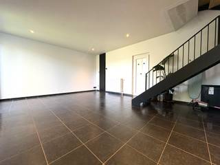 <strong>Ligging</strong><br />Dit gezellige éénslaapkamerappartement met aangename, afgesloten tuin is gelegen op een uitstekende locatie in Brakel. Dankzij de centrale ligging bevinden het centrum, winkels, openbaar vervoer en belangrijke verbindingswegen zich op korte afstand. Ideaal voor wie comfortabel wil wonen met alle dagelijkse voorzieningen binnen handbereik.<br /><br /><strong>Indeling</strong><br />Het appartement op het gelijkvloers beschikt over een lichtrijke leefruimte met ingerichte keuken. Aansluitend bevindt zich de afgesloten tuin, smaakvol aangelegd met kunstgras en perfect om in alle rust van het buitenleven te genieten.<br />Op de verdieping vindt u een bijzonder ruime slaapkamer en een badkamer uitgerust met een douche, lavabo, toilet en aansluiting voor een wasmachine.<br /><br /><strong>Technisch</strong><br />Het appartement wordt verwarmd via centrale verwarming op aardgas. De energiescore bedraagt 350 kWh/m²/jaar, met een EPC-label D.<br />Beschikbaar vanaf 15 januari 2027, met de mogelijkheid om vroeger in te trekken.<br /><br /><strong>Troeven</strong>
<ul>
<li>Bijzonder ruime slaapkamer</li>
<li>Aangename, afgesloten tuin met kunstgras</li>
<li>Centrale ligging nabij het centrum, winkels en openbaar vervoer</li>
<li>Autostaanplaats achteraan inbegrepen als extra troef</li>
<li>Géén gemeenschappelijke kosten</li>
</ul>
<br /><strong>Contact</strong><br />Bent u op zoek naar een gezellig appartement met tuin op een gunstige locatie in Brakel? Dan is dit pand zeker een bezoek waard!<br />Voor meer informatie of een bezoek kunt u contact opnemen met Realimmo via cedrik@real-immo.be.