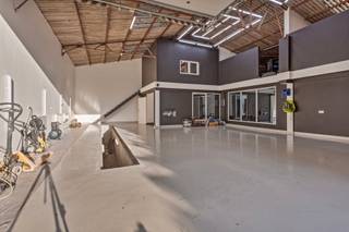 Gerenoveerd bedrijfsgebouw met enerzijds werkplaats/garage/magazijn toegankelijk via sectionale poort (5x4m), voorzien van een smeerput,...