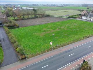 Perceel bouwgrond te koop van 670m², gelegen te Wingene. Deze rustige locatie biedt een unieke kans om jouw droomhuis te bouwen, omringd door de natuur. Bovendien geniet dit perceel van een gunstige locatie nabij scholen, openbaar vervoer, buurtwinkels, ...Realiseer uw eigen nieuwbouwwoning op dit perceel!Kom jij deze voordelen ontdekken? Neem dan zeker contact op met de dossierverantwoordelijke Robine De Cock 0491 27 22 21- robine.de.cock@dewaele.com