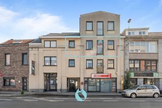 <p>Dit energiezuinig en lichtrijk appartement in een kleinschalige residentie, geniet van een uitstekende ligging in de Brugsesteenweg te Mariakerke (Gent), in de onmiddellijke nabijheid van winkels, scholen, openbaar vervoer en met een vlotte verbinding naar belangrijke invalswegen.</p><p></p><p>Dit appartement op de tweede verdieping is bereikbaar zowel via de traphal als met de lift en omvat een inkomhal, een lichtrijke leefruimte, keuken, twee volwaardige slaapkamers, een badkamer uitgerust met ligbad en dubbele wastafel, een praktische bureaukamer en een berging.</p><p></p><p>Het appartement heeft een bewoonbare oppervlakte van ca. 95 m² met als EPC label A.</p><p>Verder is het appartement goed onderhouden en momenteel verhuurd.</p><p></p><p>Interesse om dit appartement te bezichtigen?<br />Plan nu uw afspraak in op het nummer 0499/84.71.00 of via chabelli@vastgoeddevos.be.</p>