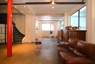 Handelspand gelegen op fietsafstand van het centrum van Mechelen.<br /><br />Indeling:<br />Gelijkvloers: inkomhal, ontvangstruimte/kantoorruimte met keuken en toilet<br />1 ste verdieping: 2 grote kantoorruimten<br />Bruikbare vloeroppervlakte: 157 m²<br /><br />Het pand is gelegen aan een site met magazijnen.<br />Er is 1 magazijn van 64 m² beschikbaar aan de huurprijs van 375 euro/maand excl BTW<br /><br />Voor meer info of een bezoek ter plaatse via info@immovos.be of 0479 35 71 72.