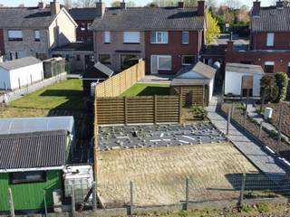 Deze solide woning is gelegen in een rustige, doodlopende straat en geniet van een ruime tuin met een prachtig open zicht.Via de inkomhal betreedt u...