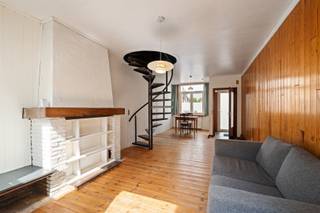 <p><span>Gezellige en rustig gelegen woning in het levendige Gentbrugge, nabij het Keizer- en Arbedpark.</span></p><p><span><br />Deze woning omvat op het gelijkvloers een ruime leef- en woonruimte met aansluitend de keuken (gasfornuis, koelkast, gootsteen, kasten), alsook badkamer met toilet en douchecel. Er is ook een ingesloten koertje. Op de eerste verdieping bevinden zich 2 slaapkamers, waarbij 1 kamer toegang verleent tot de master bedroom op de tweede verdieping. In de periode 2008-2009 werd de woning gedeeltelijk gerenoveerd. Het dak werd hersteld, geïsoleerd en voorzien van een velux dakraam. In 2024 werd een nieuwe gascondensatieketel geplaatst en ook alle ramen zijn voorzien van hoogrendementsbeglazing. Ook de elektrische installatie is conform. Deze woning biedt potentieel, maar een update naar moderne comfortnormen is aangewezen.<br /> <br />De ruime parkeermogelijkheden (ruime parking naast de woning), verkeersluwe straat (eenrichtingsverkeer) en afstand tot het centrum (via bvb. het Keizerpark) zijn bijkomende troeven. Deze woning is een opportuniteit voor starters of investeerders! Momenteel beschikt de woning over energielabel E, maar kan eenvoudig aangepakt worden door het isoleren van de vrijstaande rechtergevel en/of het plaatsen van zonnepanelen. De woning ligt in een gevestigde woonwijk dicht bij invalswegen, diverse voorzieningen, winkels en openbaar vervoer. Een grote troef is de ruime parking naast de woning. Renovatieplicht: ja</span></p><p><span> </span></p><p><span> </span></p><p><span>Bel ons voor een afspraak via 09/225.00.78</span></p><p><span> </span></p><p><span> </span></p>