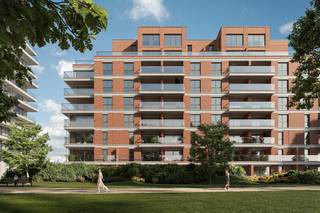 Laat je overspoelen door deze unieke omgeving. Hier woon je in alle rust, comfort en met een open zicht. Dit appartement met 1 slaapkamer is gelegen op de eerste verdieping en is afgewerkt met hoogwaardige materialen. Het gebouw omarmt de hedendaagse duurzaamheidsprincipes. Voor uw comfort is residentie Park 27 aangesloten op het stedelijke warmtenet. De teruggetrokken plaatsing van de grote raampartijen creëert meteen een structurele zonwering. Zonbeschermend glas en isolatie volgens de hoogste standaarden maken het af. De oranjerode baksteengevel brengt het voormalige industriële karakter van de haven weer tot leven, met een vleugje art deco. Er kan optioneel een parking en kelder in het gebouw aangekocht worden.