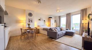 TE KOOP: Verhuurd Investeringsapp met gegarandeerde huurinkomsten.Troeven verhuur via de Kortrijkse Woonmaatschappij SW+:- elke maand gegarandeerde huurbetaling, ongeacht SW+ een huurder heeft of niet. - mogelijkheid tot aankoop aan verminderde registratierechten bij sociale verhuur- op het einde van de overeenkomst wordt appartement door SW+ terug in originele staat opgeleverd volgens uitgebreide plaatsbeschrijving bij intrede.Huuropbrengst: 479,16 euro/maand, ofte 5.749,92 euro/jaar.Dit investeringappartement, gelegen aan de Leieboorden en dus met zalig zicht op het water werd in 2024 volledig gerenoveerd opgeleverd aan SW+, waardoor dit op het einde ook in pico bello staat door SW+ terug opgeleverd zal worden. Via de inkom van het gebouw en de lift, kom je aan op de 3e vedieping. Bij het binnenkomen tref je links een ingerichte badkamer met wastafel, douche en toilet. Ga je verder, dan kom je in de open leefruimte met ingerichte keuken, plaats voor een zithoek en het bed. Van hieruit heb je zicht op het terras/balkon aan de voorzijde, waar je kan genieten van de Leieboorden. Bijkomend voordeel is dat u vanaf de dag van de notariële akte kan genieten van de huuropbrengsten. Dit is m.a.w. het ideale investeringsappartement voor wie zorgeloos wil verhuren en gegarandeerd de huurgelden op zijn rekening wil zien komen. Meer info of een bezoek? Neem contact met Stein via 0468 41 38 48 of stein@immovercoutere.be