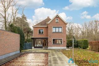 <p><span>Algemeen: </span></p><p><span>Op een uitstekende locatie te Reet vinden we deze </span><span>ruime en karaktervolle villa met garage en zwembad</span><span> op een perceel van ca 693 m².</span></p><p><span>Deze villa heeft een solide basisconstructie en werd gebouwd door een gekende architect.</span></p><p><span>Prachtig gelegen bij winkels, scholen, parken en openbaar vervoer, dicht bij de in- en uitvalswegen A12/E19.</span></p><p><span>U heeft de </span><span>mogelijkheid</span><span> om achter het eigendom </span><span>een magazijn bij te kopen</span><span>, ideaal voor stockageruimte.</span></p><p><span>Zeer zeker een bezoekje waard. </span><span>AANRADER!</span></p><p><span> </span></p><p><span>Omgeving:</span></p><p><span>Beukenlaan, Acacialaan, Antwerpsestraat</span></p><p><span> </span></p><p><span>Indeling:</span></p><p><span>We betreden de woning via een grote inkomhal met een afzonderlijk wc en vestiaire. De ruime living telt maar liefst 42 m² met een mooie parketvloer en met zicht op de veranda. </span></p><p><span>Daarnaast vinden we de geïnstalleerde keuken. Naast de keuken hebben we een ruime bureaukamer of een extra slaapkamer.</span></p><p><span>Op de eerste verdieping vinden we vier grote slaapkamers, een badkamer met ligbad en wastafel en een afzonderlijk wc.</span></p><p><span>Verder hebben we een vaste trap naar de zolder die perfect kan omgebouwd worden naar 2 slaapkamers.</span></p><p><span> </span></p><p><span>Er is een garage aanwezig met een douchekabine + afzonderlijk wc en de technische installatie van het (verwarmde zwembad).</span></p><p><span> </span></p><p><span>Algemene informatie:</span></p><p><span>Ruimtelijke ordening: </span><span>Wg, met landelijk karakter, Gvkr</span><span></span></p><p><span> </span></p><p><span>Algemene toestand:</span></p><p><span>Gunstige ligging, dak is niet geïsoleerd, ruime slaapkamers, zeer solide basisconstructie, zwembad geplaatst in 2006</span></p><p><span> </span></p><p><span>Beschikbaarheid: </span></p><p><span>Overeen te komen</span></p><p><span> </span></p><p><span>Interesse?</span><span><br />Bent u op zoek naar </span><span>ruime villa met vele mogelijkheden? Aarzel niet langer en neem contact op via 03/459.89.59 of info@immovivo.be.</span></p><p><span> </span></p><p><span> </span></p><p><span> </span></p><p><span> </span></p><p><span> </span></p><p><span> </span></p><p><span> </span></p><p><span> </span></p><p><span> </span></p><p><span> </span></p><p><span> </span></p><p><span> </span></p><p><span> </span></p><p><span> </span></p><p><span> </span></p><p><span> </span></p><p><span> </span></p><p><span> </span></p><p><span> </span></p><p><span> </span></p><p><span> </span></p><p><span> </span></p><p><span> </span></p>