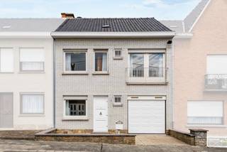 Huis gelegen in Mouscron, in een rustige en aangename omgeving, met prachtige volumes en een functionele indeling.<br /><br />Op de begane grond bestaat het huis uit een inkomhal met apart toilet, een lichte woonkamer van 27 m 2 en een half uitgeruste keuken vergezeld van een aangrenzende bijkeuken, handig voor opslag. Een veranda maakt het geheel compleet en biedt in elk seizoen een extra woonruimte. De woning heeft ook een garage voorzien van een gemotoriseerde deur en een eigen parkeerplaats buiten.<br /><br />Boven ontdekt u drie slaapkamers van 15 m 2, 12 m2 en 10 m 2, perfect geschikt voor een gezinsleven. Een extra kamer, al uitgerust met waterinlaten en -uitlaten, stelt u in staat om de ontwikkeling van een doucheruimte, een wasruimte of een multifunctionele ruimte te overwegen, afhankelijk van uw behoeften. Op dit niveau is ook een tweede apart toilet aanwezig.<br /><br />Het pand profiteert ook van een zolder van 65 m2 en biedt een aanzienlijk potentieel voor opslag of ontwikkeling.<br /><br />Buiten geniet u van een terras, een volledig omheinde tuin en een berging.<br /><br />Technische specificaties:<br /><br />Gezond en robuust huis<br />Gezond dak met onderdak<br />Centrale verwarming op gas<br />Houten frame met dubbele beglazing<br />Garage met gemotoriseerde deur<br />Privé parkeerplaats buiten<br /><br />Dit huis combineert comfort, ruimte en bruikbaarheid in een rustige omgeving in Mouscron. Een ideale kans voor een gezin dat op zoek is naar een functionele, gezonde woning met een goed groeipotentieel.