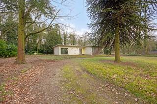 Bent u op zoek naar een woning met karakter op een prachtige locatie? Deze gelijkvloerse woning midden in de Lembeekse Bossen biedt een unieke...